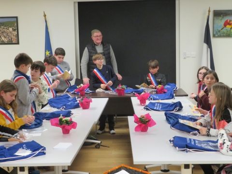 Distribution des kits pour les jeunes